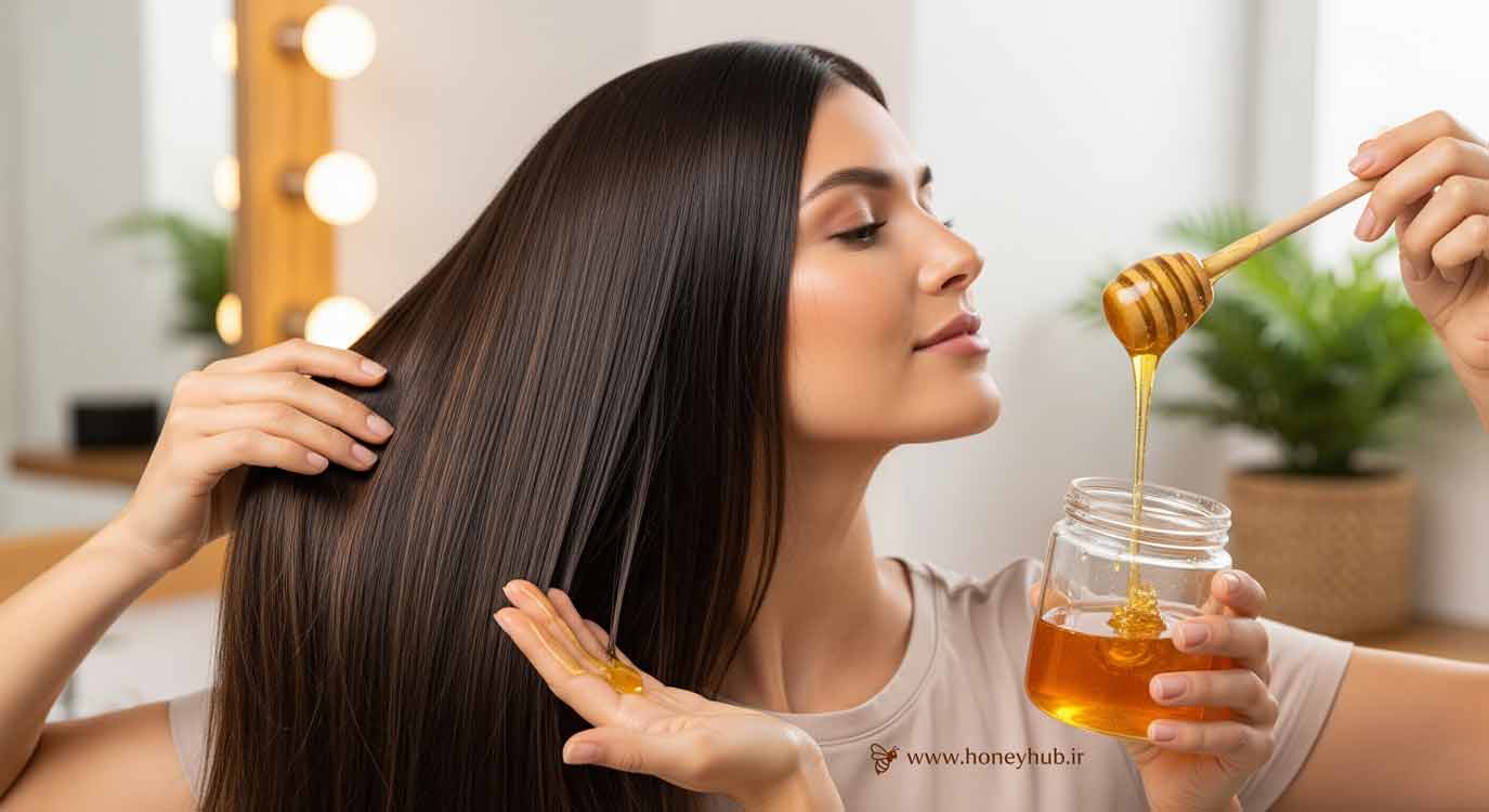 زنی در حال استفاده از ماسک موی طبیعی با عسل برای موهای درخشان و سالم
