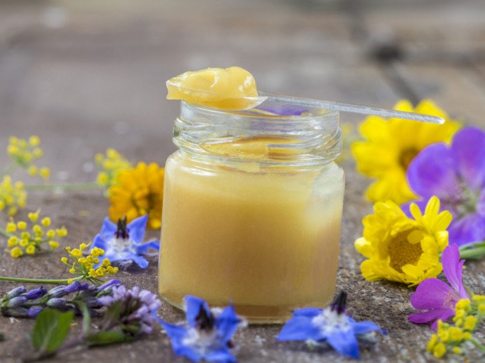 маточное молочко или маточное молочко — это продукт, отличный от пчелиного меда